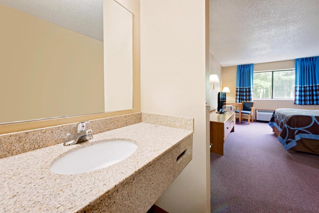 Super 8 By Wyndham Chariton Hotel Room photo